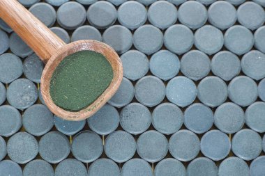 toz, tabletler ve spirulina infüzyonu