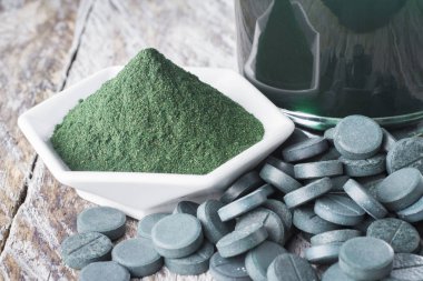 toz, tabletler ve spirulina infüzyonu