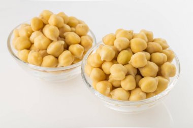 Beyaz arka plan üzerinde izole kase nohut tahıl (Cicer arietinum)