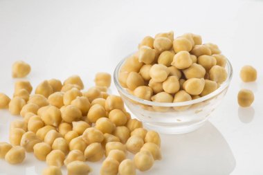 Beyaz arka plan üzerinde izole kase nohut tahıl (Cicer arietinum)