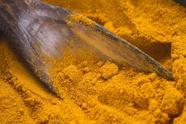 Ahşap arka plan-zerdeçal longa üzerinde bir kasede zemin zerdeçal