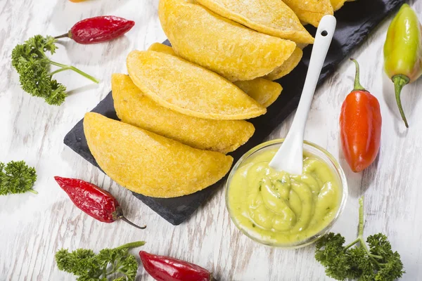 Empanadas Com Molho Abacate Comida Tradicional Colombiana — Fotografia de Stock