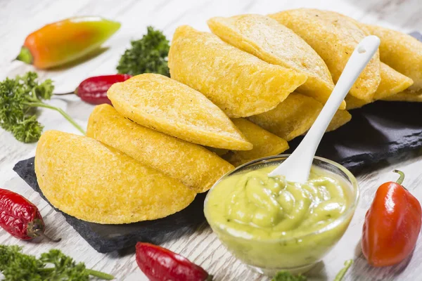 Empanadas Com Molho Abacate Comida Tradicional Colombiana — Fotografia de Stock