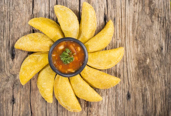Acı soslu Empanada 'lar, geleneksel Kolombiya yemekleri