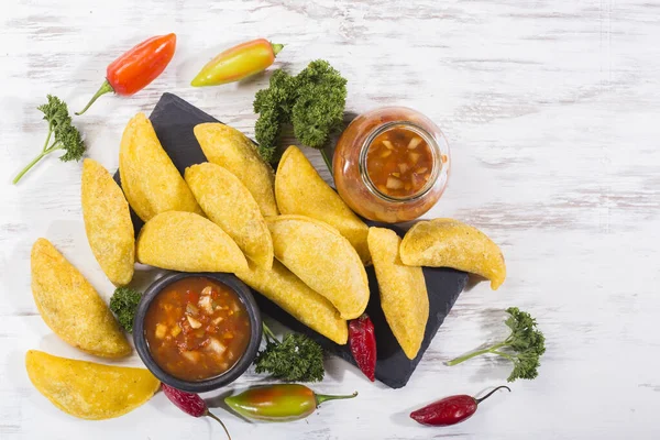 Acı soslu Empanada 'lar, geleneksel Kolombiya yemekleri