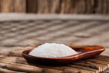 Ahşap zemin üzerinde kabartma tozu, metin için boşluk