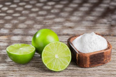 Ahşap arka planda metin için kabartma tozu ve limon