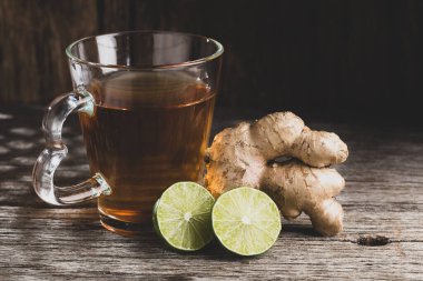 Eski ahşap üzerinde zencefilli çay, metin için yer.