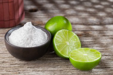 Ahşap arka planda metin için kabartma tozu ve limon