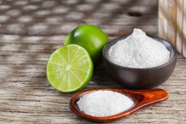 Ahşap arka planda metin için kabartma tozu ve limon