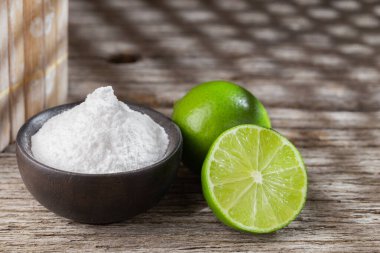 Ahşap arka planda metin için kabartma tozu ve limon