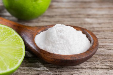 Ahşap arka planda metin için kabartma tozu ve limon