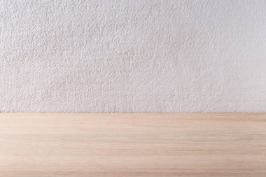 Beyaz alçı arka planlı ahşap tahta, kaba desenli arka plan