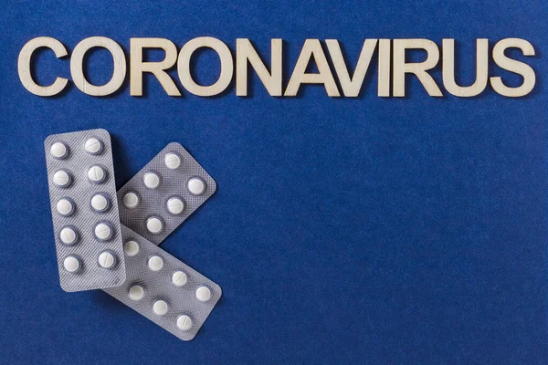 Coronavirus Mot Écrit Avec Des Lettres Bois Des Comprimés Médicaments — Photo