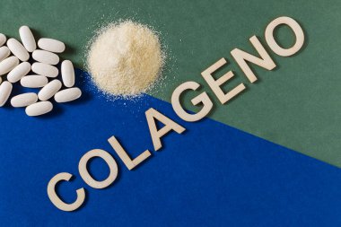 Mavi zemin üzerinde hidrolize ve co-sıkıştırılmış kolajen, üst görünüm