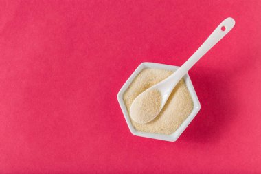 Pembe arka planda hidrolize kolajen, üst görünüm