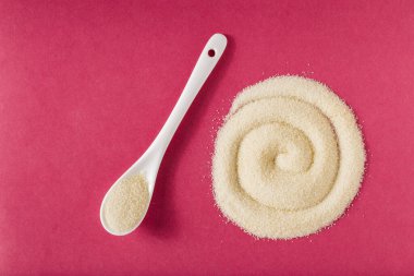 Pembe arka planda hidrolize kolajen, üst görünüm