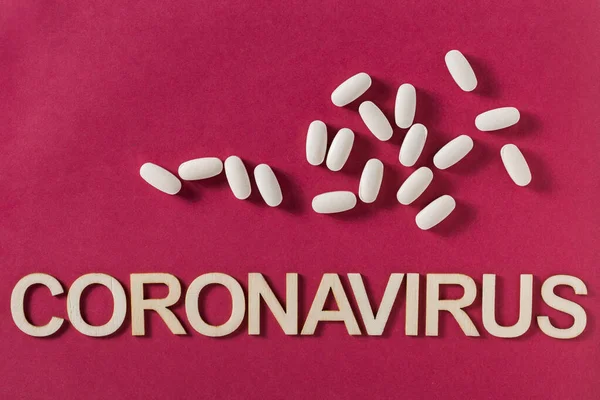Coronavirus Wort Mit Holzbuchstaben Und Medikamententabletten Geschrieben Ansicht Von Oben — Stockfoto