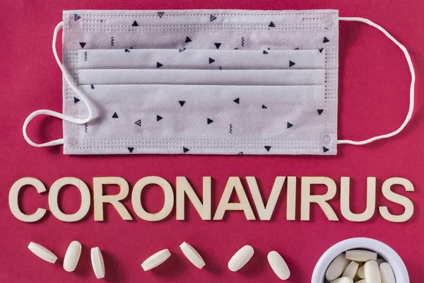 Word Coronavirus Und Gesichtsschutzmaske Draufsicht — Stockfoto