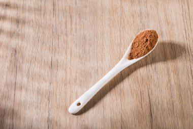 Tahta masada kakao tozu ile kaşık, metin için yer, üst görünüm