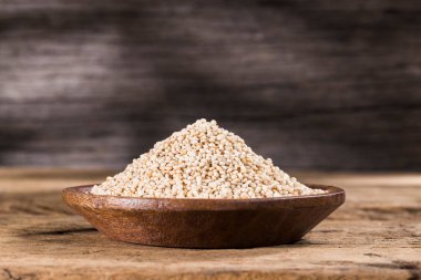 Masada kinoa tanecikli ahşap kase, chenopodium kinoa