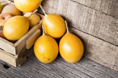 Tahta arka planda, yakın planda, nar meyveleri yığını.