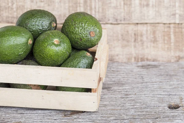 Hass Avokado Frukter Trä Bakgrund Närbild — Stockfoto