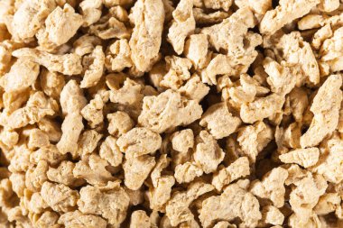 Eski ahşap arka planda soya proteini, yakın plan.