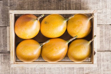 Tahta arka planda, yakın planda, nar meyveleri yığını.