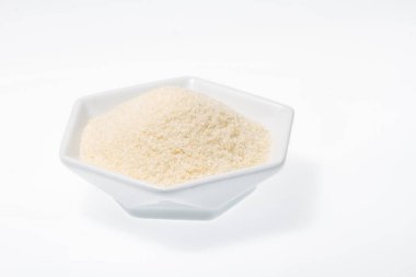 Kabın içindeki hidrolize kolajen beyaz arkaplanda izole edilmiş, yakın plan görüntü