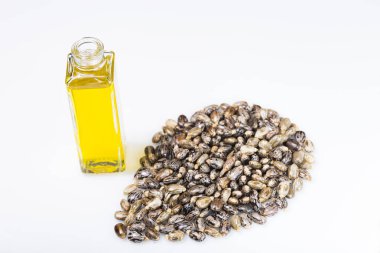 Hint yağı ve tanecikleri beyaz arkaplan görüntüsünde izole edilmiş.