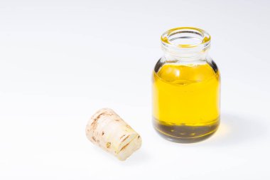 Doğal yağlı bir şişe, beyaz arka planda izole edilmiş, yakın plan.