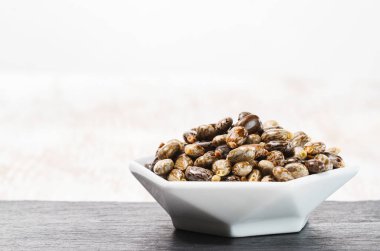 Hint yağı tohumları beyaz arkaplanda izole edilmiş, yakın plan görüntü