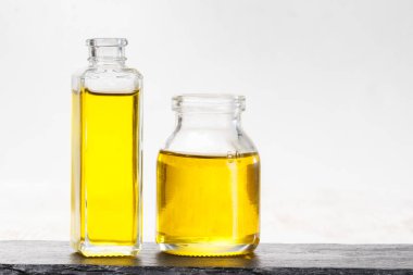 Doğal yağlı bir şişe, beyaz arka planda izole edilmiş, yakın plan.