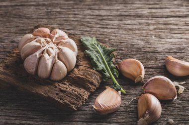 Sarımsak ve sarımsak tozu eski ahşap üzerinde, görüntüyü kapat