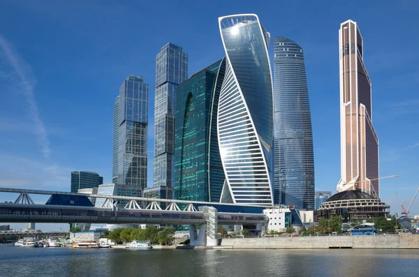 Башта, бізнес-центр "Москва Сіті" і міст ««Багратіон»», Москва, Росія — стокове фото