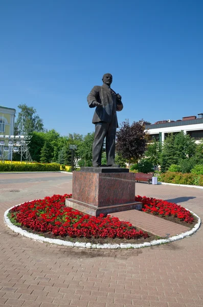 Lenin-Skulptur im Zentrum von Dmitrow, Moskauer Gebiet, Russland — Stockfoto