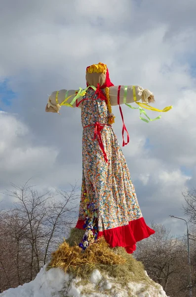 Moskova, Rusya - 13 Mart 2016: Rusya'da Shrovetide. Yazmak için büyük bebek