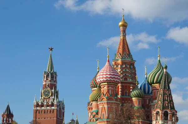 Templo de Basilio el bendito y la torre Spassky del Kremlin de Moscú — Foto de Stock