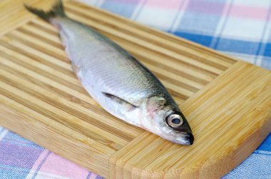 Taze balık vendace bir doğrama tahtası üzerinde
