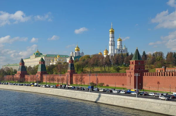 Vista de otoño del Kremlin de Moscú y el terraplén de Kremlevskaya, Rusia — Foto de Stock