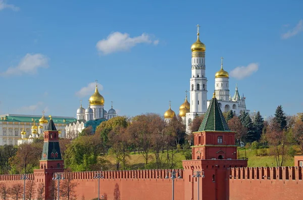 Vista de otoño del Kremlin de Moscú en un día soleado —  Fotos de Stock
