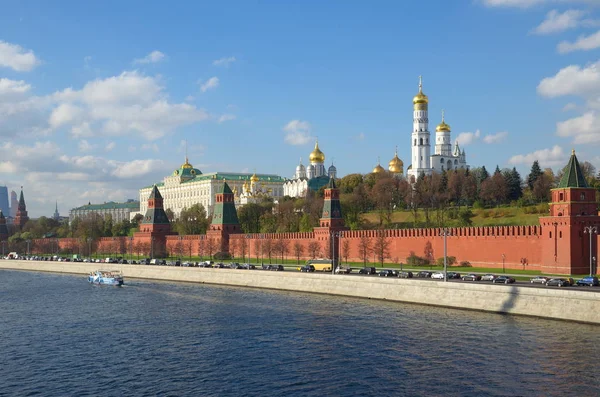 Bella vista sul Cremlino di Mosca e sul fiume Mosca, Russia — Foto Stock
