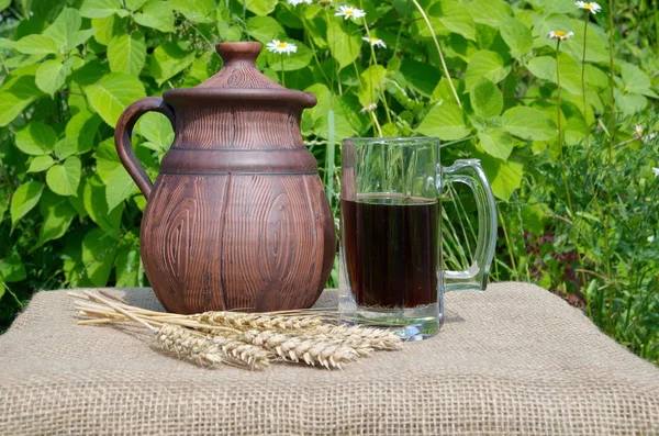 Kvass outdoors in the summer — Stock Photo, Image