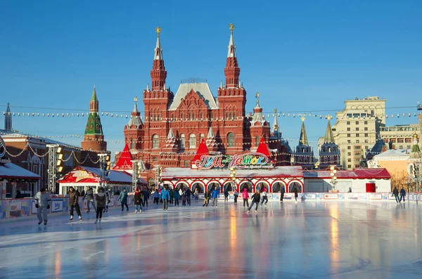 Pista de hielo en el centro de Moscú, Rusia — Foto de Stock