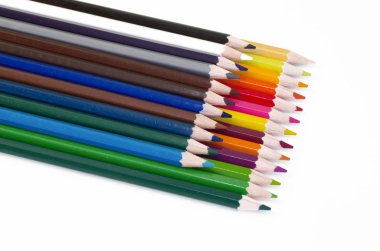 Beyaz arkaplanda renkli kalemler