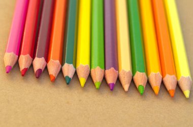 Çizimler ve sayfadaki renkli kalemler