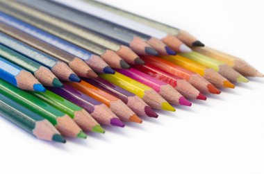 Beyaz arkaplanda renkli kalemler