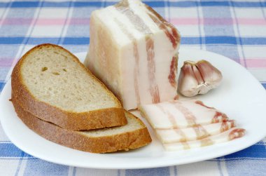 Sarımsak ve siyah ekmek tuzlanmış domuz pastırması