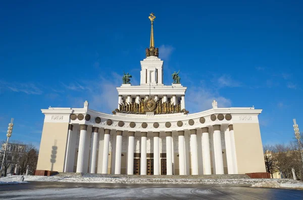 O pavilhão principal em VDNKH, Moscou, Rússia — Fotografia de Stock